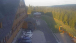 Parkoviště a hlavní vchod