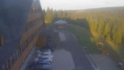 Parkoviště a hlavní vchod