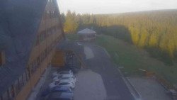 Parkoviště a hlavní vchod