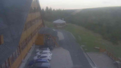 Parkoviště a hlavní vchod