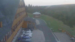 Parkoviště a hlavní vchod