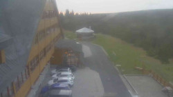 Parkoviště a hlavní vchod