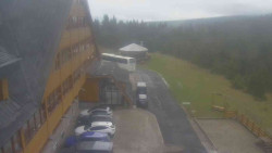 Parkoviště a hlavní vchod