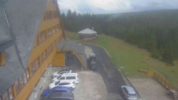Parkoviště a hlavní vchod