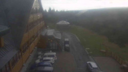 Parkoviště a hlavní vchod