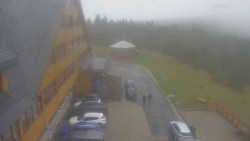 Parkoviště a hlavní vchod