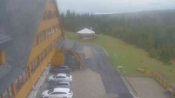 Parkoviště a hlavní vchod