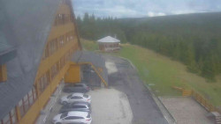 Parkoviště a hlavní vchod