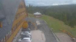 Parkoviště a hlavní vchod