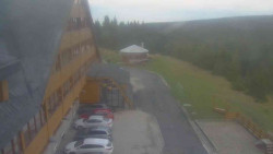 Parkoviště a hlavní vchod