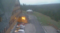 Parkoviště a hlavní vchod