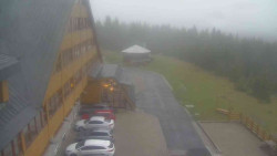 Parkoviště a hlavní vchod
