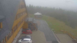 Parkoviště a hlavní vchod