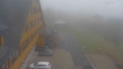 Parkoviště a hlavní vchod