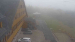 Parkoviště a hlavní vchod