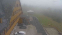 Parkoviště a hlavní vchod