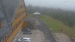 Parkoviště a hlavní vchod