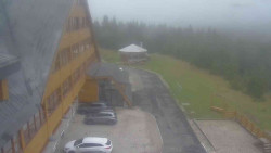Parkoviště a hlavní vchod