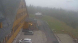 Parkoviště a hlavní vchod