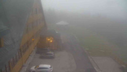 Parkoviště a hlavní vchod