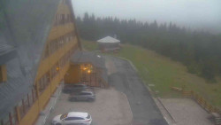 Parkoviště a hlavní vchod
