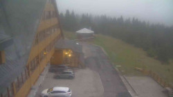 Parkoviště a hlavní vchod