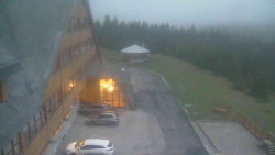 Parkoviště a hlavní vchod
