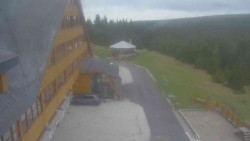 Parkoviště a hlavní vchod