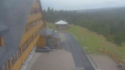 Parkoviště a hlavní vchod