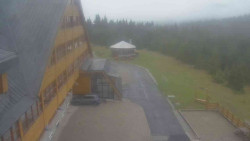 Parkoviště a hlavní vchod