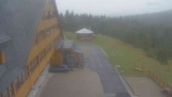 Parkoviště a hlavní vchod
