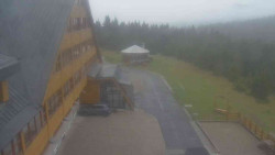 Parkoviště a hlavní vchod
