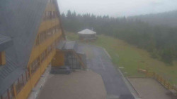 Parkoviště a hlavní vchod