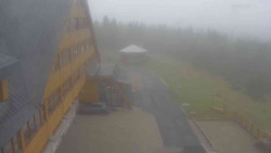 Parkoviště a hlavní vchod