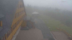 Parkoviště a hlavní vchod