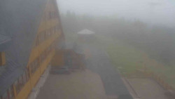 Parkoviště a hlavní vchod