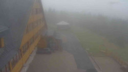 Parkoviště a hlavní vchod