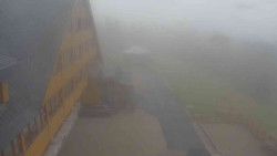 Parkoviště a hlavní vchod