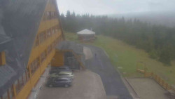 Parkoviště a hlavní vchod