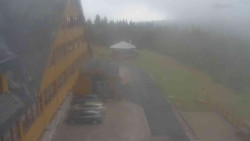Parkoviště a hlavní vchod