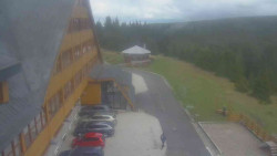 Parkoviště a hlavní vchod