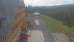 Parkoviště a hlavní vchod