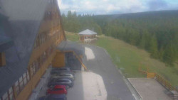 Parkoviště a hlavní vchod