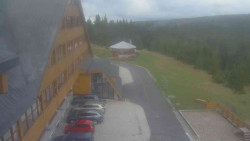 Parkoviště a hlavní vchod