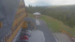 Parkoviště a hlavní vchod