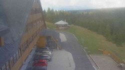 Parkoviště a hlavní vchod