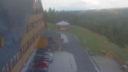 Parkoviště a hlavní vchod