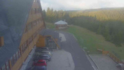 Parkoviště a hlavní vchod