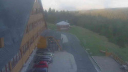 Parkoviště a hlavní vchod