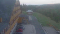 Parkoviště a hlavní vchod
